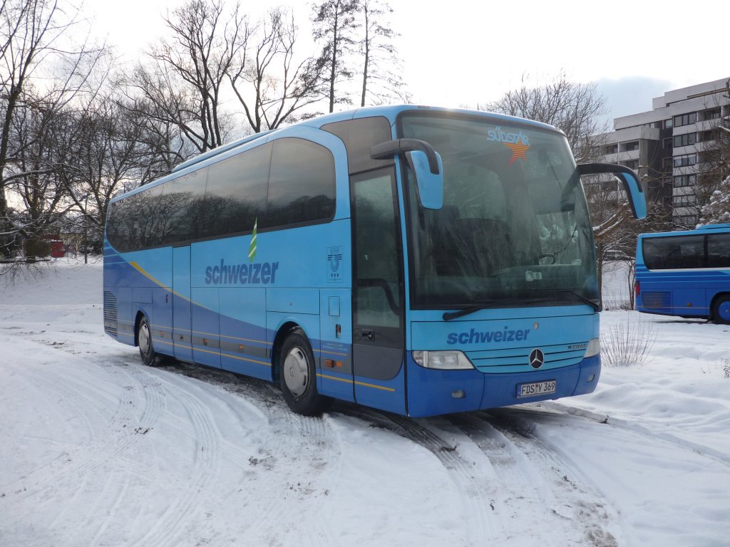 Der blaue Schweizer -Bus steht auf dem Parkplatz, vor der Kongresshalle in Sindelfingen.
