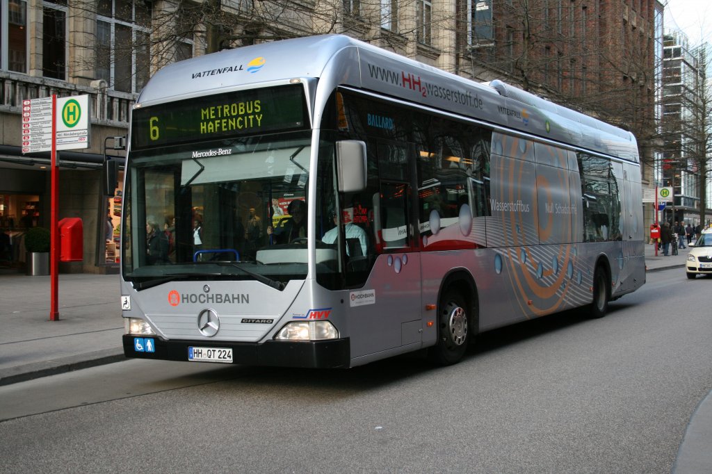 Der Brennstoffzellenbus 2378 der HHA am 15.April 2010 auf der Linie 6 in der Mnckebergstr.