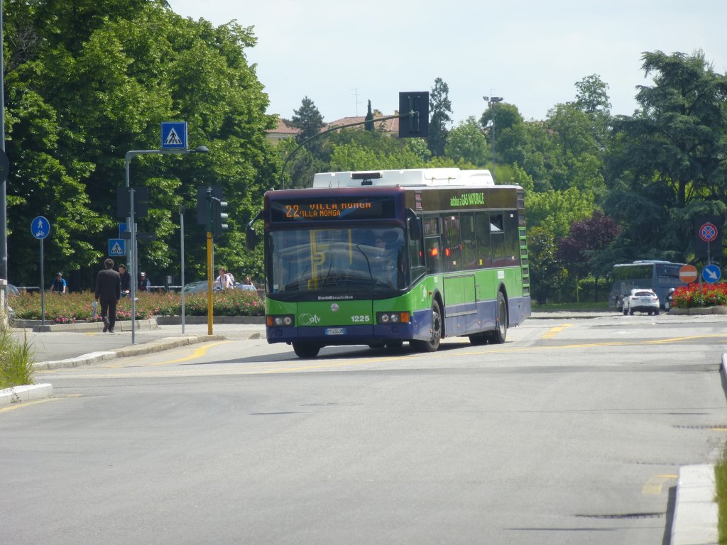 Der Bus 1225 von atv (Italien) fhrt hier am 30.Mai 2013 in Verona.