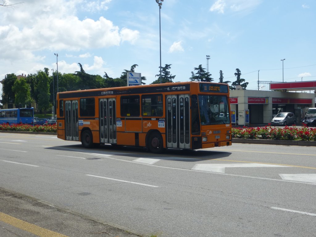 Der Bus 1561 von atv (Italien) fhrt hier am 30.Mai 2013 in Verona.