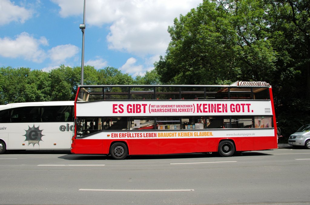 Der Bus der Anti-Christen am 13.06.09 in der Elisenstrasse Mnchen