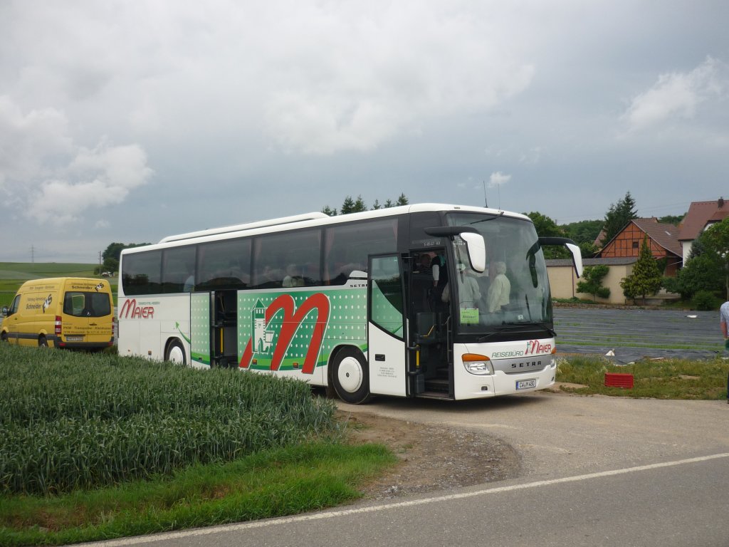 Der Bus der Fa. Maier-Reisen, macht halt an einem Spargelfeld im Raum Heilbronn