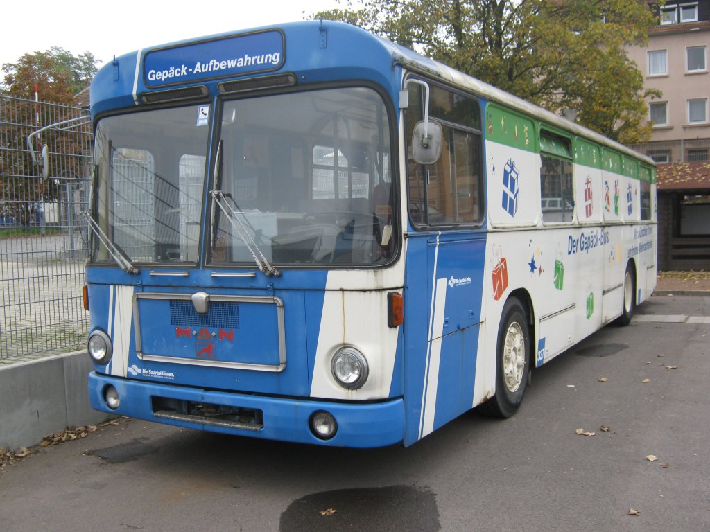 Der Bus war in der Weihnachtszeit immer ein Gepck Bus in Saarbrcken. Man Konnte Einkaufen, und das gekaufte im Bus kostenlos abstellen.Das Foto habe ich am 07.10.2010 gemacht.