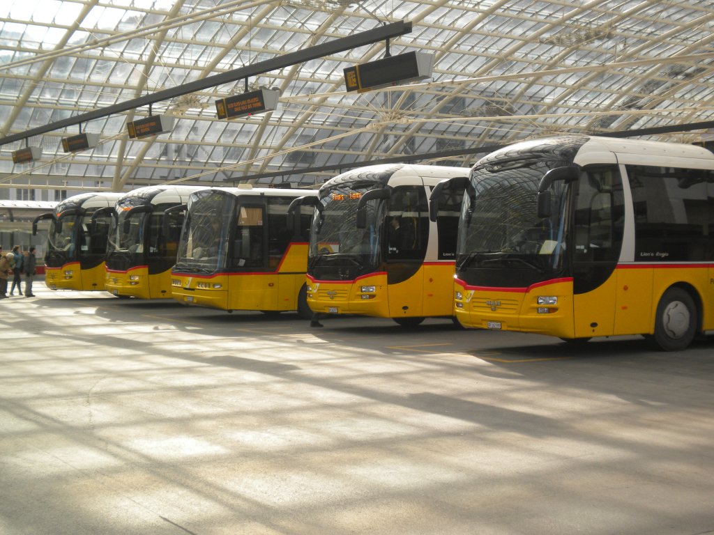 Der Busbahnhof von Chur mit 4 MAN LION`S REGIO und einem Neoplan Postautos. 25.02.2010 