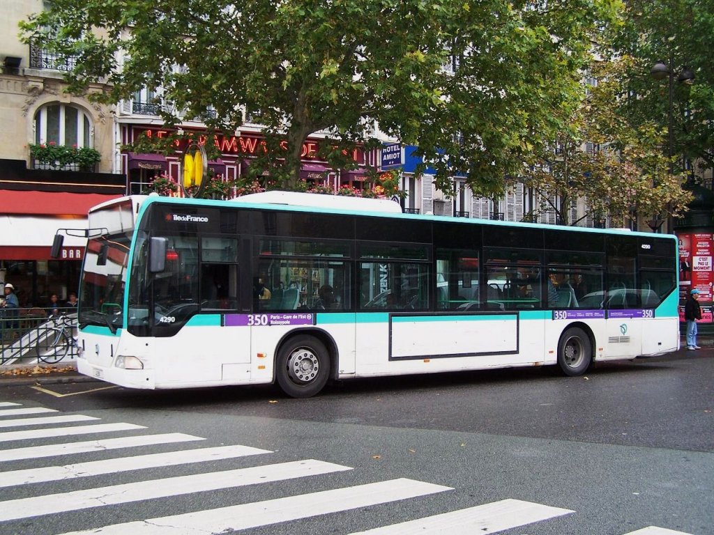 Der Citaro Nr 4290, auf der Linie 350, an der Haltestelle  Gare de l'Est , am 04/10/10.