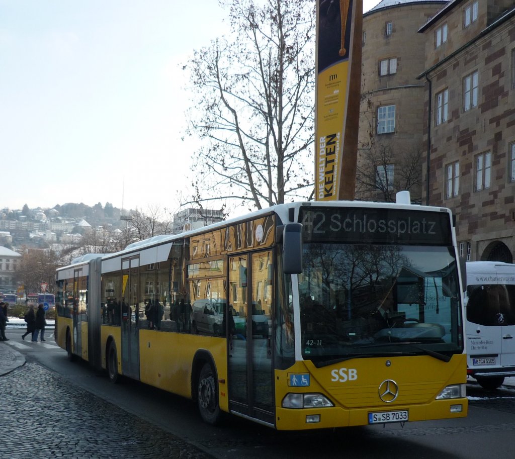Der Citaro S-SB 7033, fhrt auf der Linie 42, zum Schloplatz in Stuttgart.Am 08.12.12