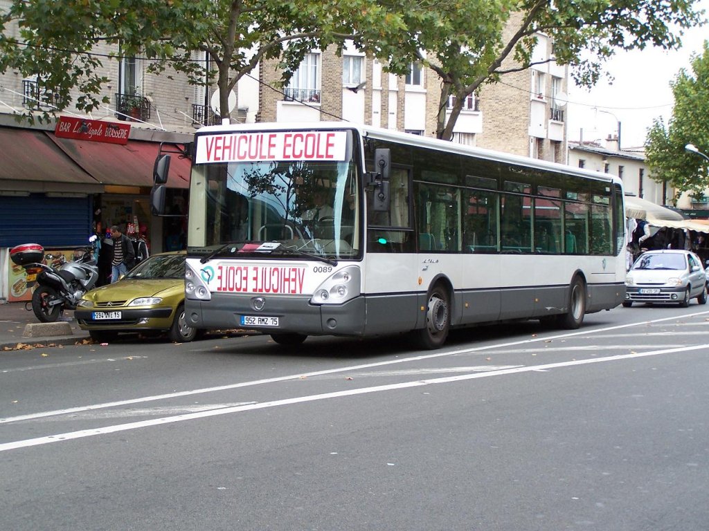Der Citelis Line Nr 0089 dient als Fahrschule Wagen. Er fhrt hier in St-Ouen am 01/10/10.