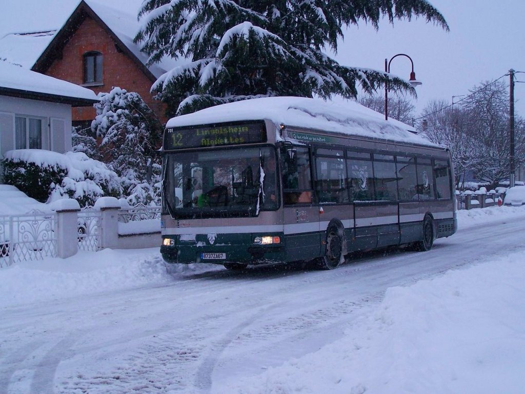 Der CNG getriebene Agora Nr 701 fährt in Entzheim im frischen Weihnachtschnee am 25/12/10.