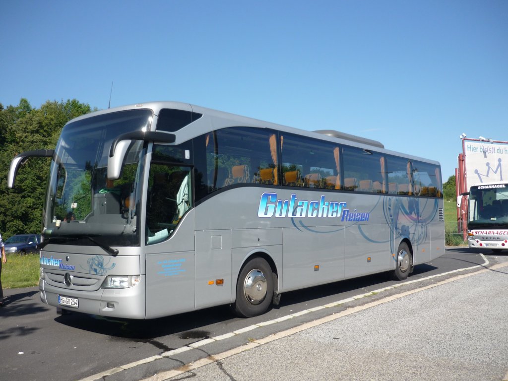 Der DB-Tourismo der Fa. Gutacker Reisen auf einem Autobahn-Rastplatz. Macht Pause.