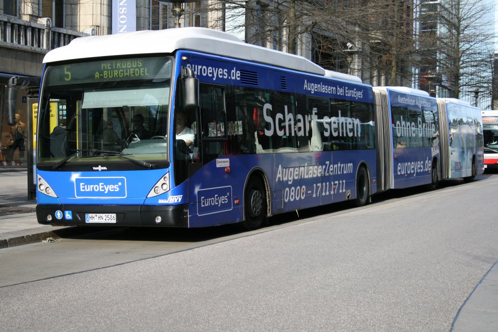 Der Dppelgelenkbus 8506 der HHA vom Typ Van Hool AGG 300 der HHA am 15.April 2010 in der Mnckebergstr.