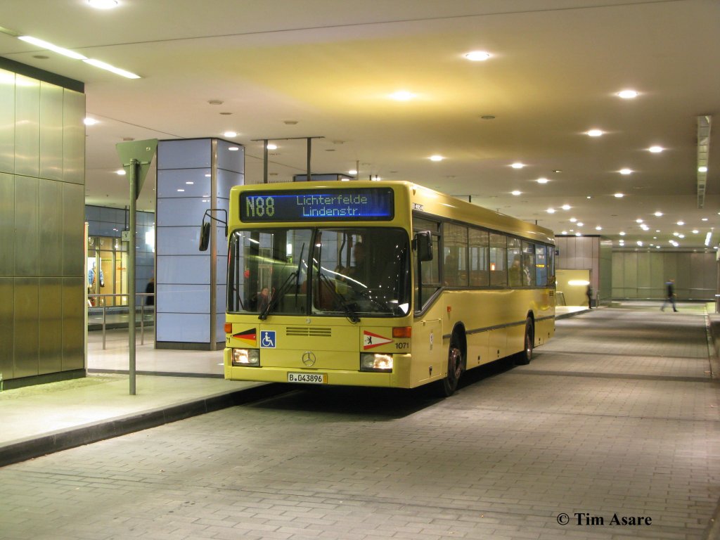Der ehemalige Wagen 1071 auf einer privaten Sonderfahrt als Linie N88 (Nachtbus) im Steglitzer Busbahnhof (S+U Rathaus Steglitz/ Kreisel).