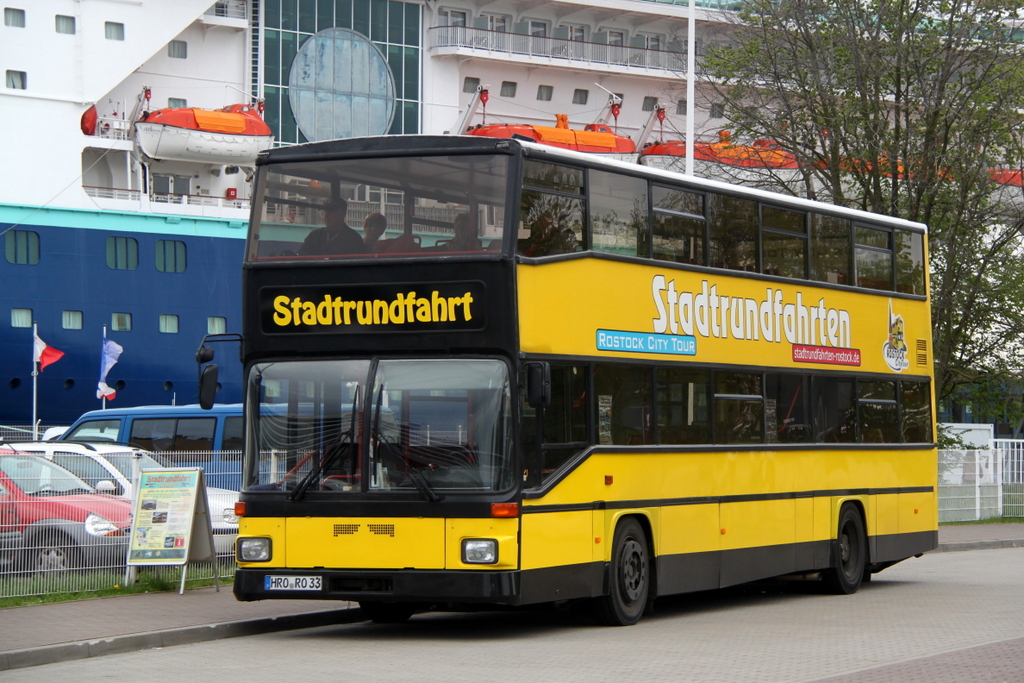 Der ehemaliger BVG-Doppelstockbus steht als Rostock City Tour fr Rundfahrten ab Warnemnde bereit.12.05.2013