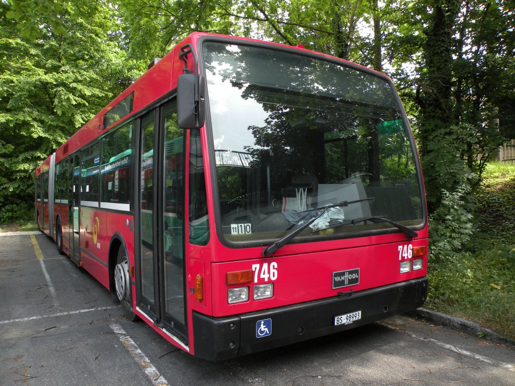 Der einzige Van Hool Bus, der bis jetzt noch nicht im Einsatz war, ist der Bus 746 (ex Bernmobil 247). Hier steht der Bus auf einem Parkplatz in der Nhe vom Zeughaus Basel. Die Aufnahme stammt vom 31.05.2012.
