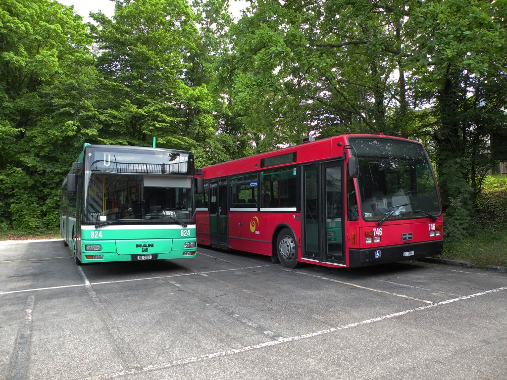 Der einzige Van Hool Bus, der bis jetzt noch nicht im Einsatz war, ist der Bus 746 (ex Bernmobil 247). Hier steht der Bus zusammen mit einem MAN Bus 824 auf einem Parkplatz in der Nhe vom Zeughaus Basel. Die Aufnahme stammt vom 31.05.2012.