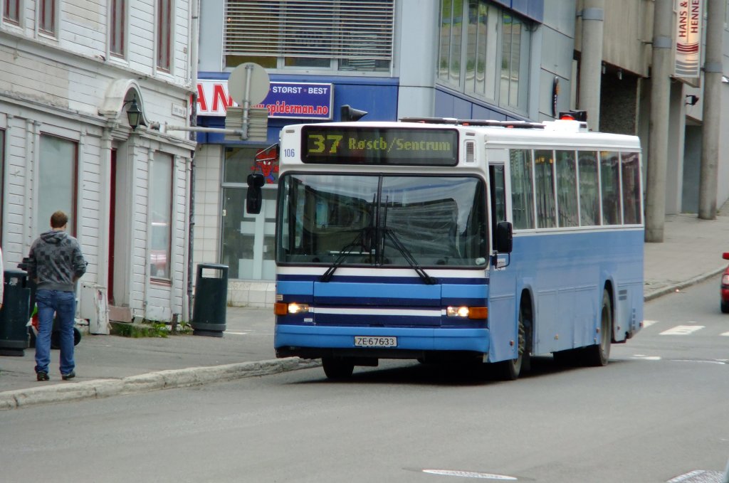 Der Ersatz der lteren Hochflurfahrzeuge im Stadtverkehr von Troms hat erst um 2008 begonnen; Zu Ende ist sie noch nicht, auch whrend dem Schulferienfahrplan sind die alten Volvo/Sffle B10B im Einsatz. Bild: Wagen 106 am 25.6.2010 im Zentrum. 