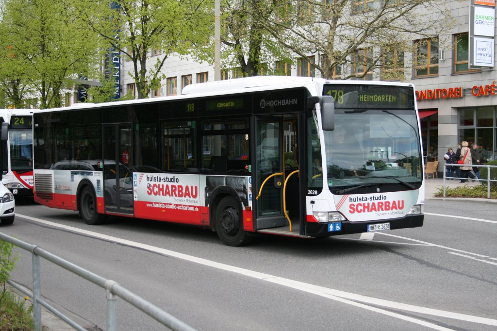 Der erste Bus der die Sperrung des Busbahnhofs zu spren bekommen hat war 2628. Der Fahrer hat die Fahrgste mangels Alternativen unter absicherung auf der Strae aussteigen lassen.