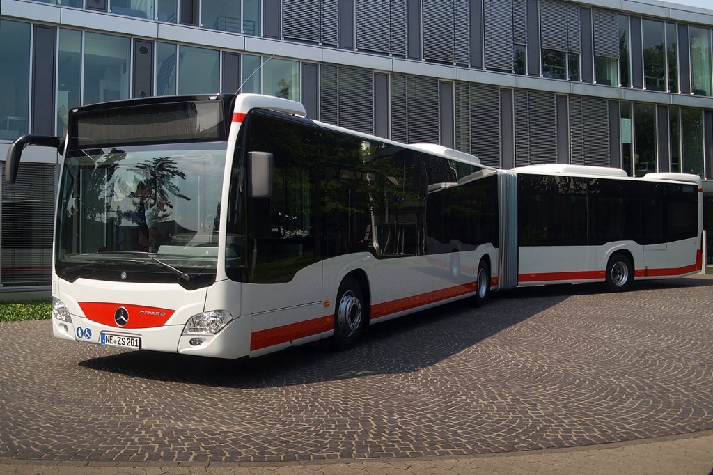 Der erste Citaro C2 der Stadtwerke Neuss. Kurz nach seiner Auslieferung am 16.07.2013 stellte man den Bus quasi auf den Prsentierteller perfekt ab, leider nur im Gegenlicht! :(


