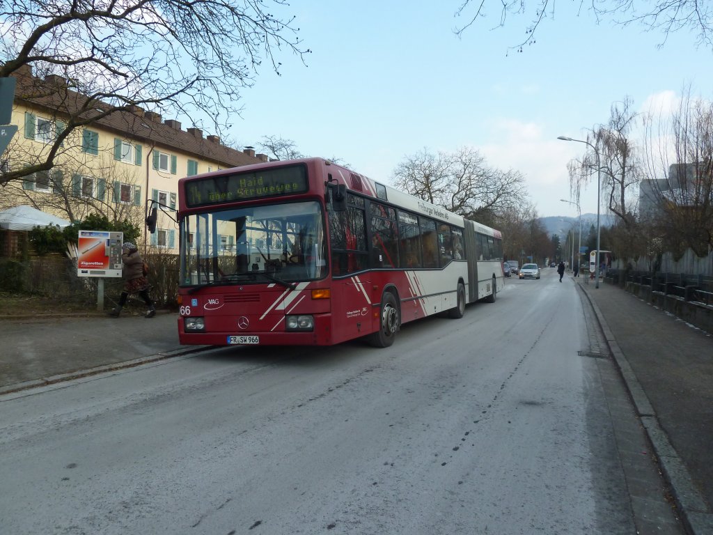 Der ex Freiburger FR-SW 966 am 10.02.12 auf der Linie 14. Der Bus hlt gerade an der Haltestelle Uffhauserstrae in Freiburg-Haslach.
