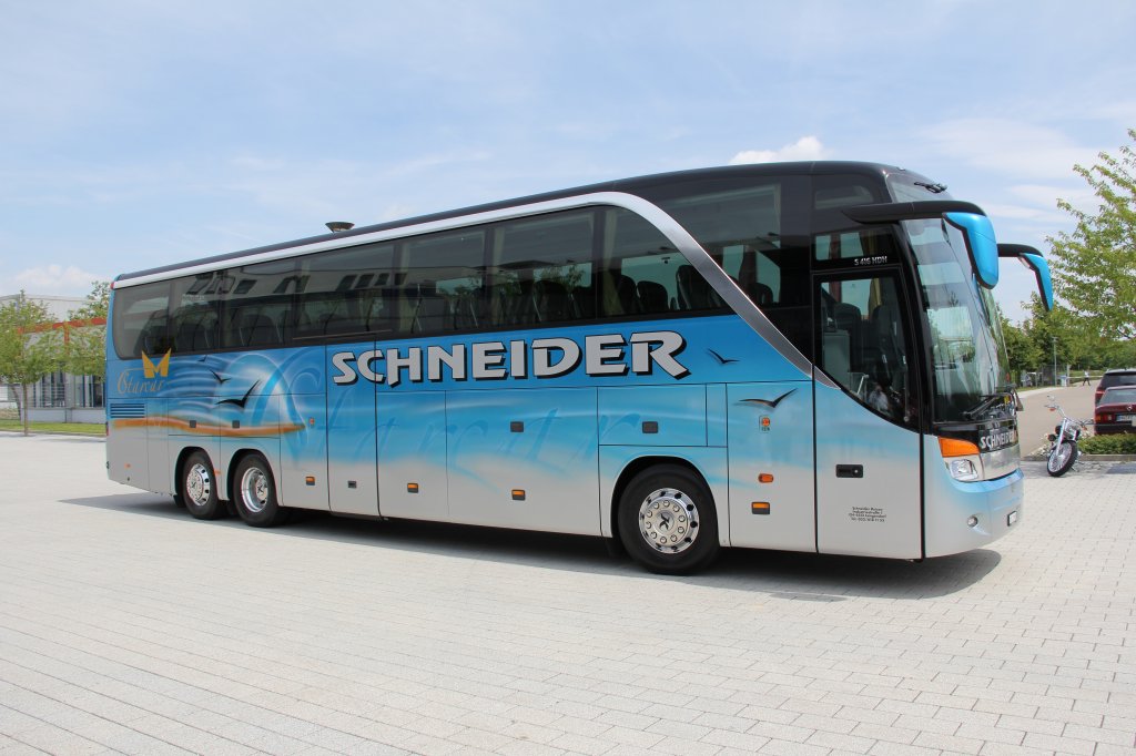 der fabrikneue Setra 416 HDH zur Ergnzung der  Starcar-Flotte , Schneider Reisen und Transport AG, Langendorf, SO 21950,
Aufgenommen am 2. Juli 2013