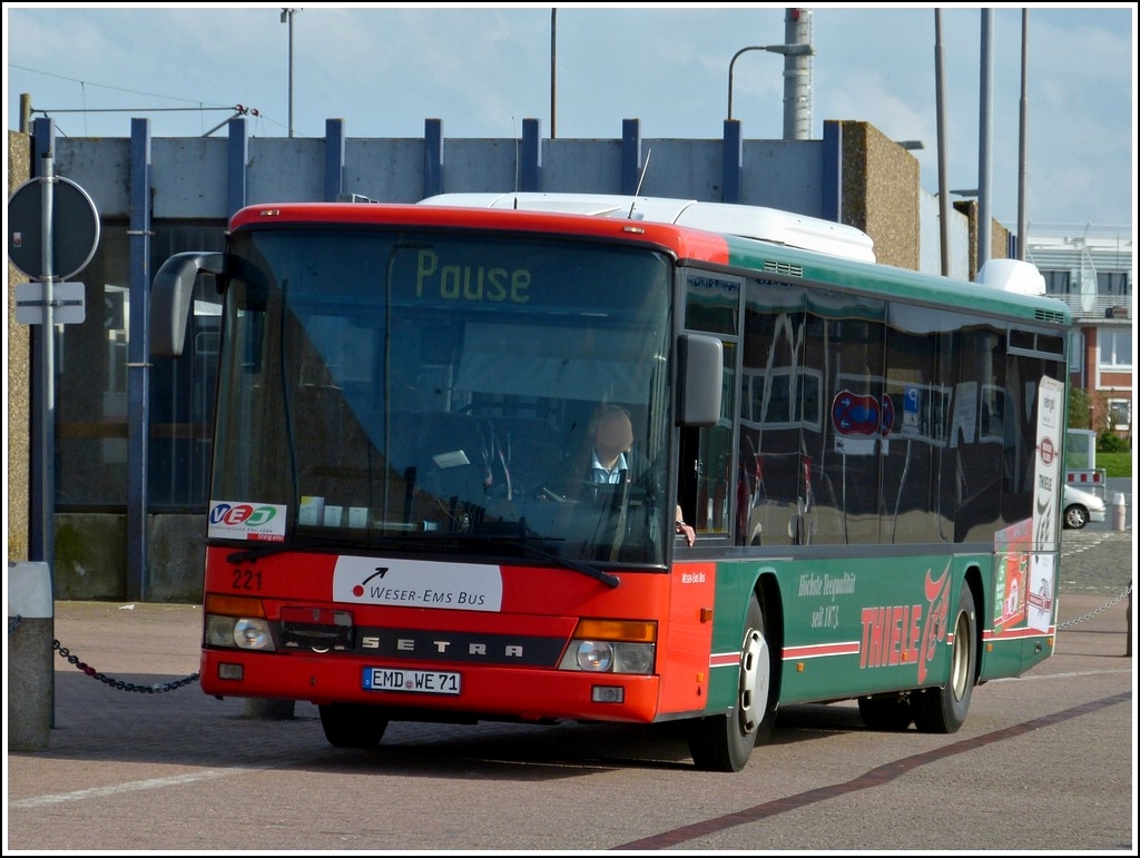 Der Fahrer dieses Busses hat sich seine Pause sicherlich verdient, gesehen in Norddeich am 11.05.2012.