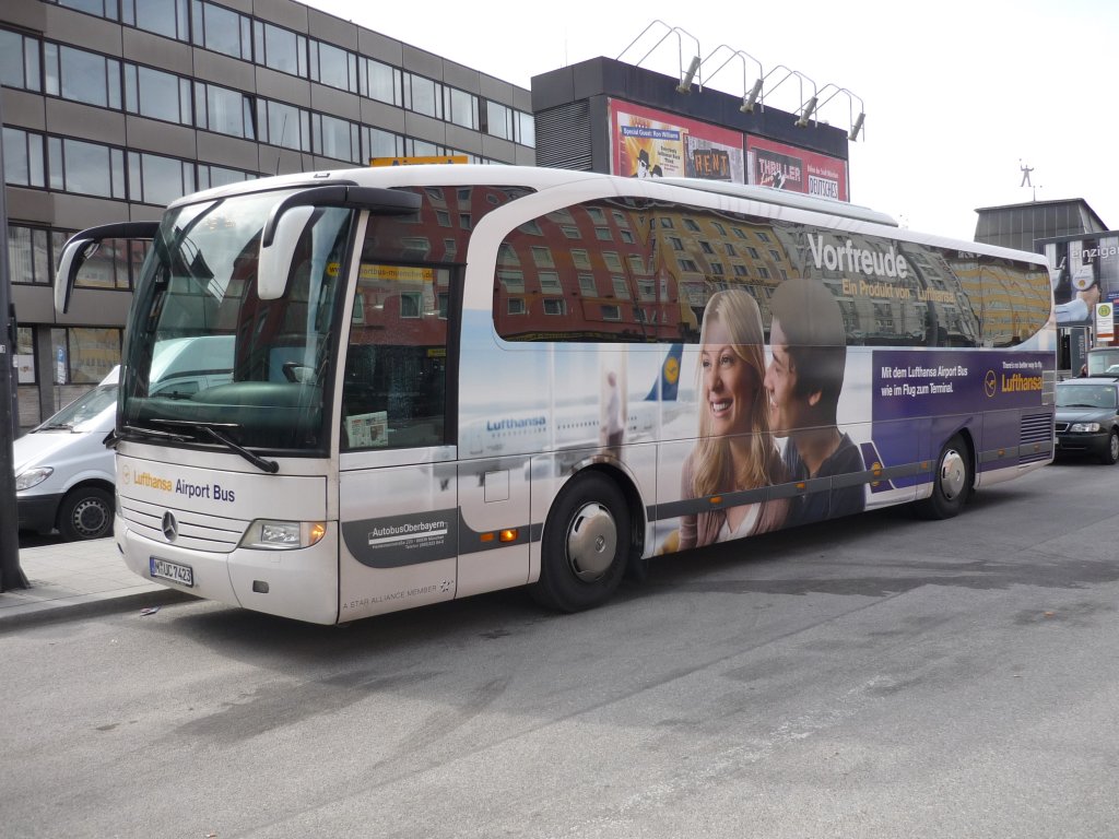 Der Flughafenbus, von Autobus-Oberbayern, startet von Bahnhof Mnchen zum Flughafen am 20.03.2010.