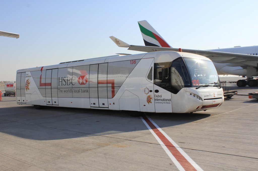 Der Flughafenbus in Dubai. Aufgenommen am 09.01.2010 um 09:37