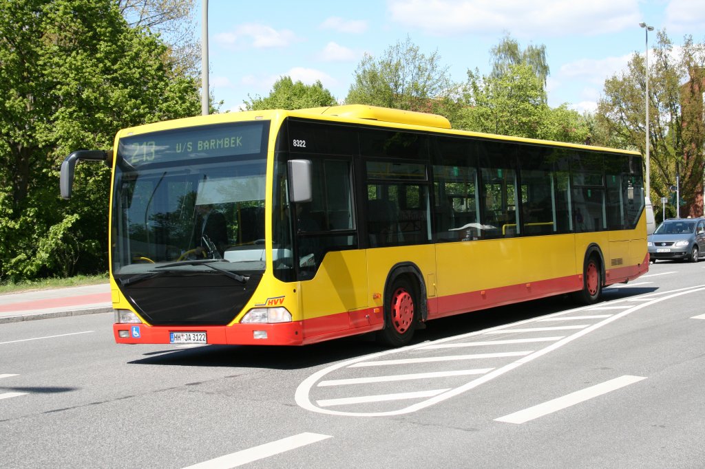 Der fr den Airport Express beschaffte und seit der Einstellung des Shuttles im normalen Stadtbusverkehr eingesetzte Citaro M mit er Nummer 8322 am 5.Mai 2010 auf der neuen Linie 213 in Barmbek
