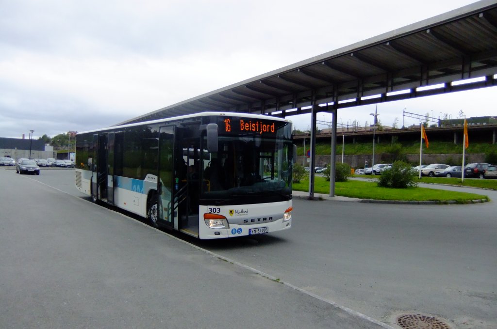 Der grosse Busbahnhof in Narvik ist meistens leer; Auch die Stadtbusse sind selten gleichzeitig hier beim AMFI-Einkaufszentrum. Bild vom 28.6.2010. 