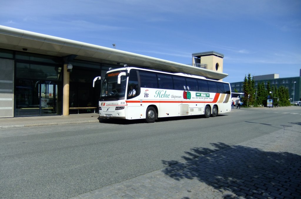Der  HelseEkspressen , gefhrt von Tronder Bilene AS, fhrt von Frya nach Trondheim und zurck. Als Fahrzeug dient, wie so oft auf Norwegens Schnellbusnetz, ein Volvo 9700. Aufnahme am 2.7.2010 am Bahnhof Trondheim. 