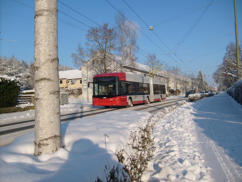 Der Hess-Trolley Nr. 110 wurde (zusammen mit Nr. 109) erst vor wenigen Tagen in Betrieb genommen. Im Bild am 26. Dez. 2010 auf der Stadlerstrasse, kurz vor dem Rmertor.