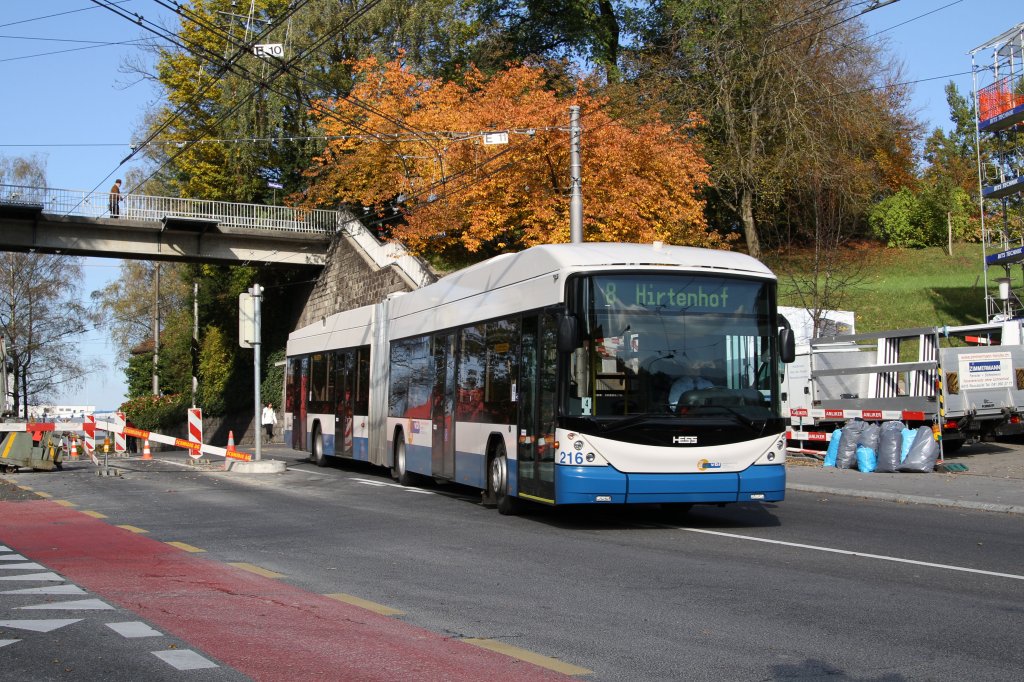 Der Hess/Vossloh-Kiepe BGT-N2C  Swisstrolley 3  Nr. 216 hat am 26. Oktober 2010 die Baustelle bei der Wartegg mit Notfahrt umfahren und wird an der Bushaltestelle seine Stromabnehmer wieder angelegt bekommen