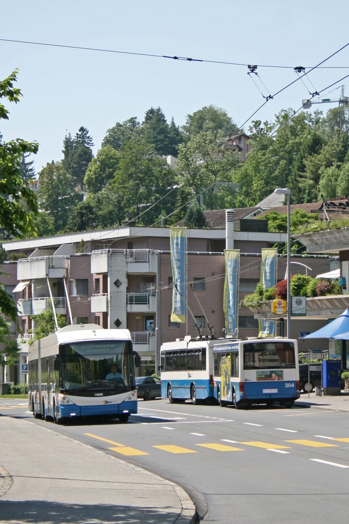 Der Hess/Vossloh-Kiepe BGT N2C  Swisstrolley 3  Nr. 225 trifft in der Wrzenbachmatte auf einen Anhngerzug bestehend aus NAW/Hess/Siemens BT 5-25 Nr. 268 und Anhnger Nr. 304. Aufgenommen am 10. Juni 2010