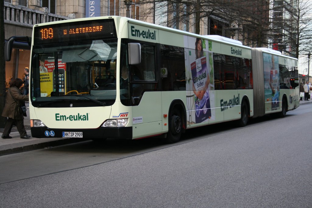 Der HHA Gelenkbus mit der Nummer 7909 vom Betriebshof Hummelsbttel mit EmEukal Werbung am 15.April 2010 auf der Linie 109 in der Mnckebergstr.