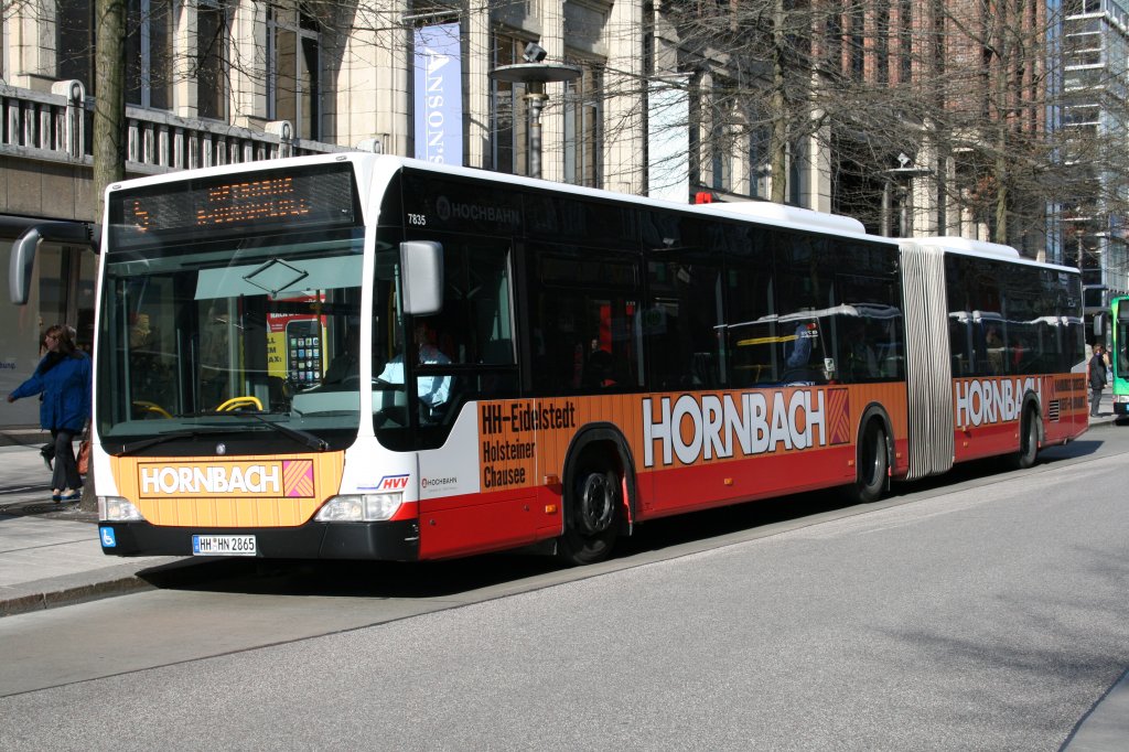 Der HHA Gelenkbus vom Typ MB O530G mit der Nummer 7835 am 15.April 2010 auf der Linie 5 zum AKN Bahnhof Burgwedel am Anfang seiner Fahrt in der Mnckebergstr.