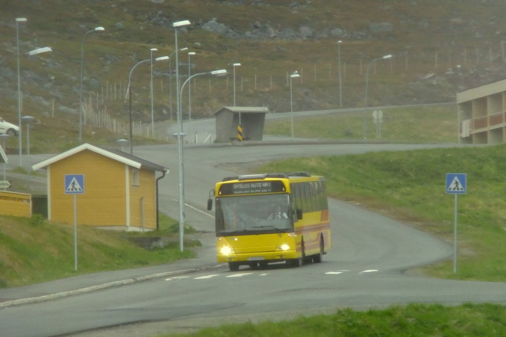 Der hohe Norden berzeugte mich nicht unbedingt mit gutem Wetter. Nach einem abendlichen Regenschauer zieht am 24.6.2010 langsam Nebel ber Hammerfest, als dieser Scania/Vest-berlandwagen unterwegs auf der Stadtlinie 2 das Quartier Blinken verlassen hat und in Krze die Steigung nach Hoyden in Angriff nimmt. 