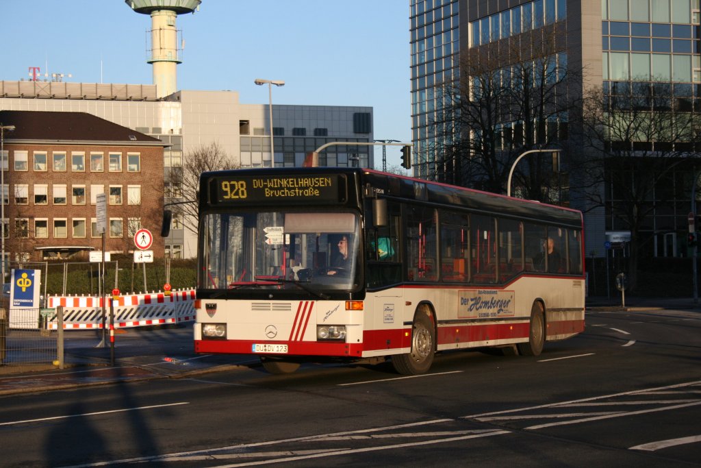 Der Homberger (DU DV 123) fhrt im Auftrag der DVG.
Hier am 26.12.2009 mit der Linie 928 nach Duisburg Winkelhausen aufgenommen vor den HBF Duisburg.