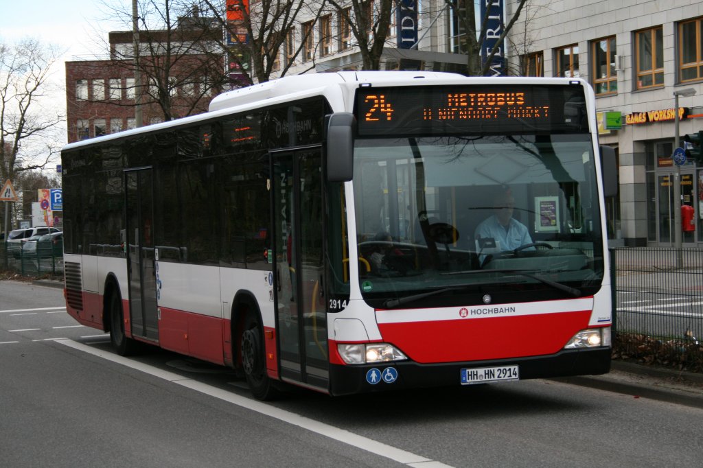 Der in Hummelsbttel stationierte 2914 der HHA am 4.April 2010 in S-Poppenbttel auf der Linie 24 in Richtung U-Niendorf Markt.
