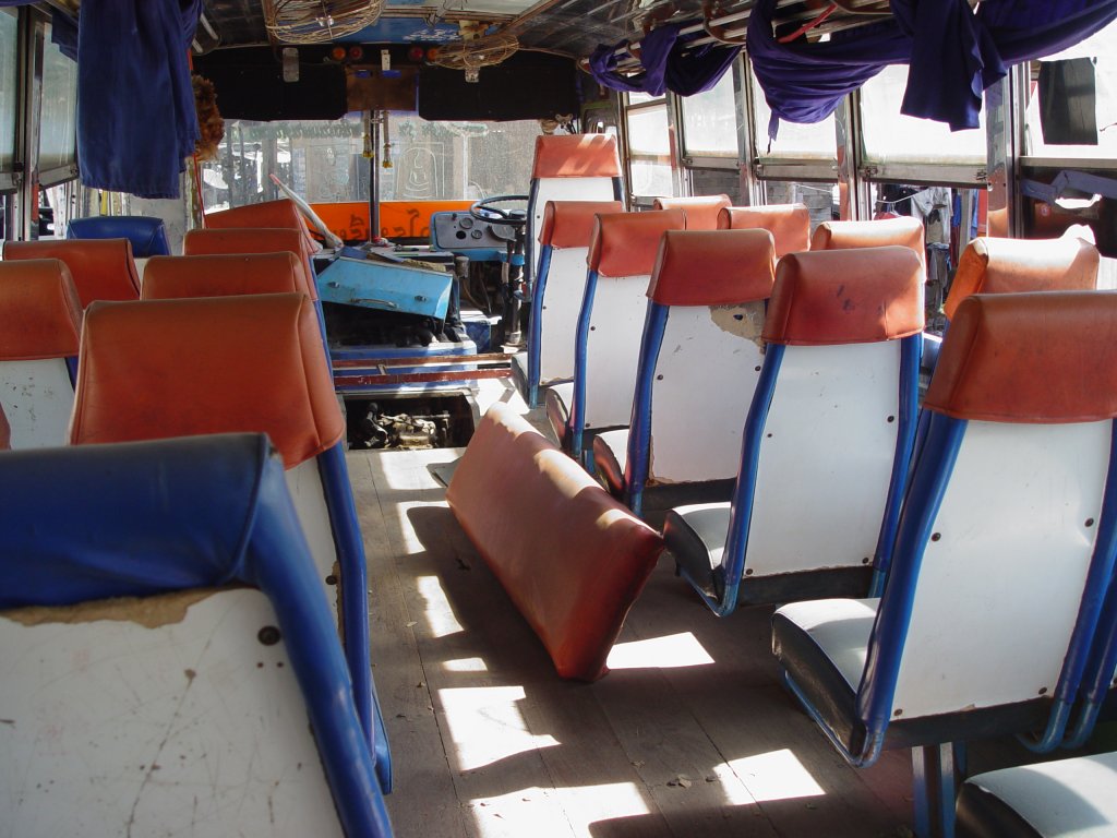 Der Innenraum des ISUZU Busses ist ebenfalls arg mitgenommen, mit geffneter Motor- und Getriebeabdeckung am 25.01.2011