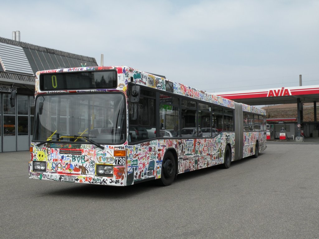 Der von Kindern bemalte Bus mit der Betriebsnummer 736 wartet vor der Garage Rankstrtasse auf den nächsten Einsatz. Die Aufnahme stammt vom 04.02.2009.