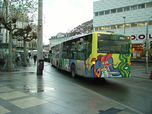 Der Kunst Bus des RNV am 26.11.10 in Heidelberg am Bismarckplatz. 