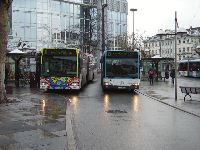 Der Kunst Bus und ein blauer Citaro in Heidelberg am Bismarckpaltz am 27.11.10