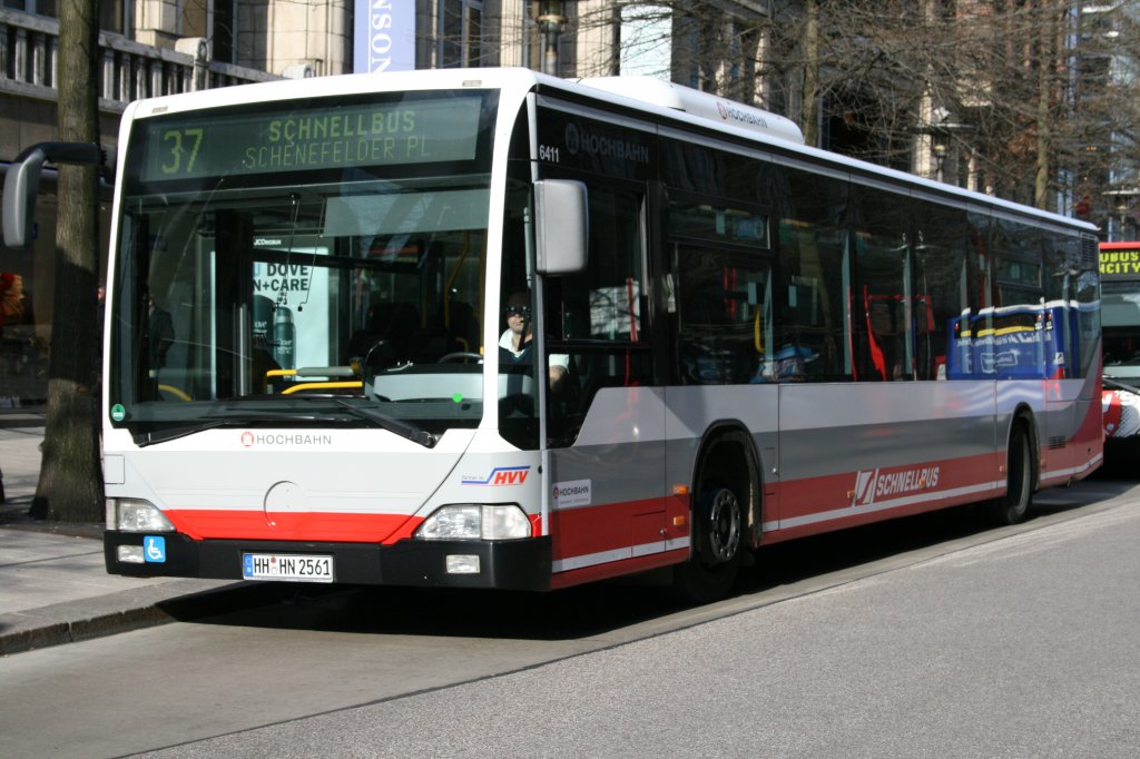 Der in Langenfelde stationierte Schnellbus 6411 der HHA ein MB O530 M mit Bj.2005 am 15.April 2010 auf der Linie 37 zum Schenefelder Platz.