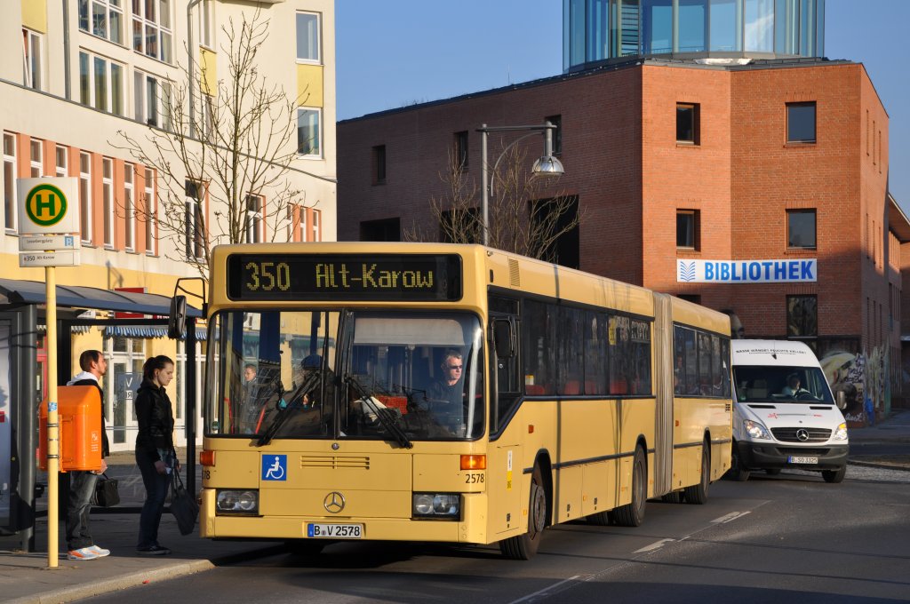 Der letzte Sandgelbe Bus in Berlin, 2578. Lossebergplatz in Berlin-Karow
04.03.2011