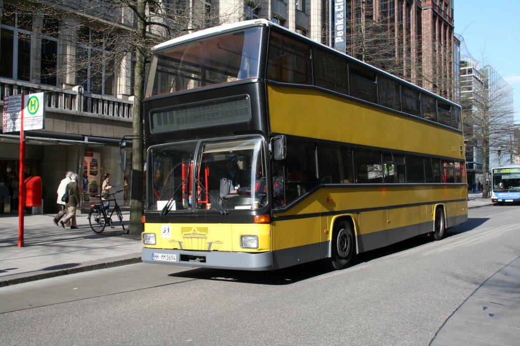 Der MAN SD 202 der, wie man unschwer erkennen kann, bis vor kurzem noch fr die BVG fuhr fhrt nun als Stadtrundfahrten Bus Touris durch Hamburgs City.