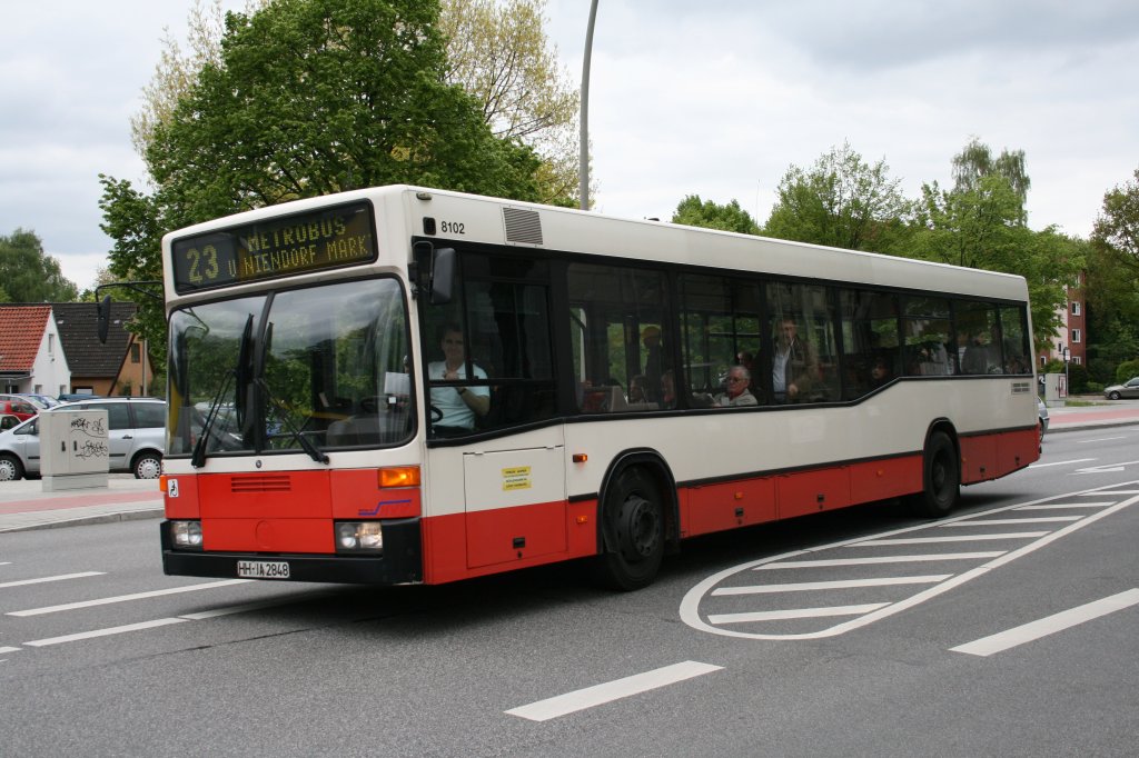 Der MB O405N2 mit der Nummer 8102 der Firma Jasper am 14.Mai 2010 auf der Linie 23 bei der Einfahrt in die Busanlage Barmbek