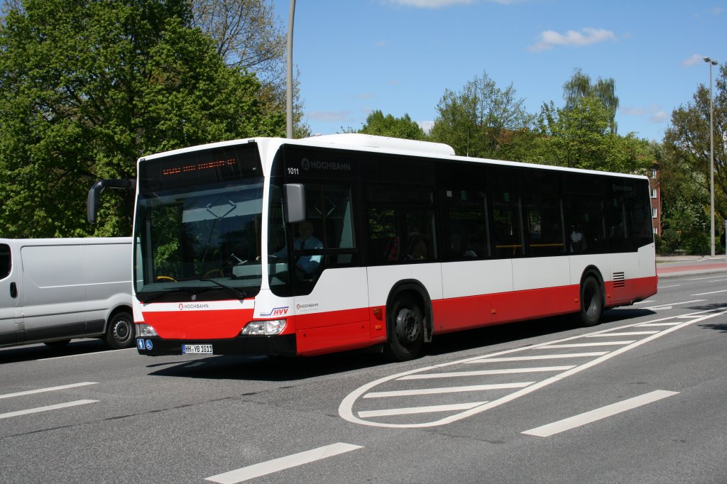 Der MB O530 Citaro(Facelift) der HHA mit der Nummer 1011 am 5.Mai 2010 bei der Einfahrt in die Busumsteigeanlage Barmbek.