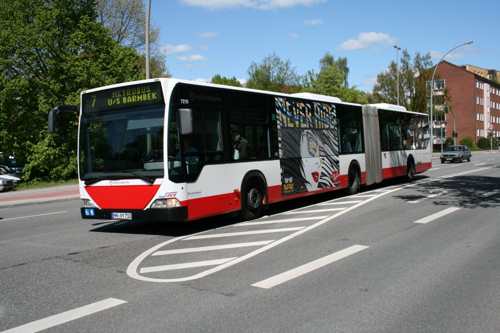 Der MB O530G der HHA mit der Nummer 7210 zum Zeitpunkt der Aufnahme gerade als Tauschbus von Hummelsbttel aus eingesetzt am 5.Mai 2010 auf der Metrobuslinie 7 in Barmbek