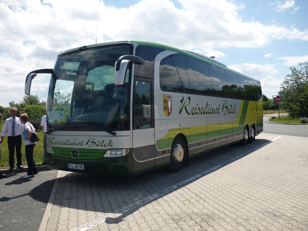 Der MB-Travego 3achs, der Fa. Blck aus Kiel auf einem Rastplatz kurz vor Berlin.