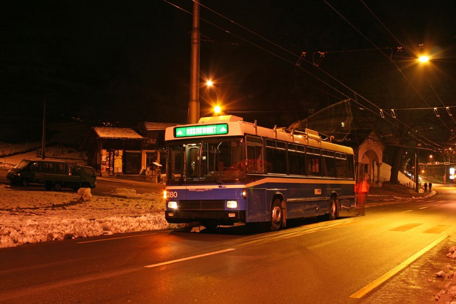 Der NAW/Hess (R&J)/Siemens BT 5-25 Nr. 280 der vbl am 18. Januar 2009 unterwegs auf Reiffahrt. Hier wird der Bus im Schönbühl (Luzern) gerade wieder aufgebügelt, nach dem er die Kreuzung  mit gesenkten Stickel überfahren hat, weil es keine direkte Fahrleitungsverbindung vom Hirtenhof herkommend in Richtung Matthof gibt. Für die Enteisungsfahrten wurde dieser Bus neben den Einrichtungen für das Aufsprühen des Frostschutzmittels auch noch mit einer Warnleuchte ausgestattet. Die Fahrten finden jeweils bei Temperaturen von unter 2°C und einer Luftfeuchtigkeit von über 70% statt.