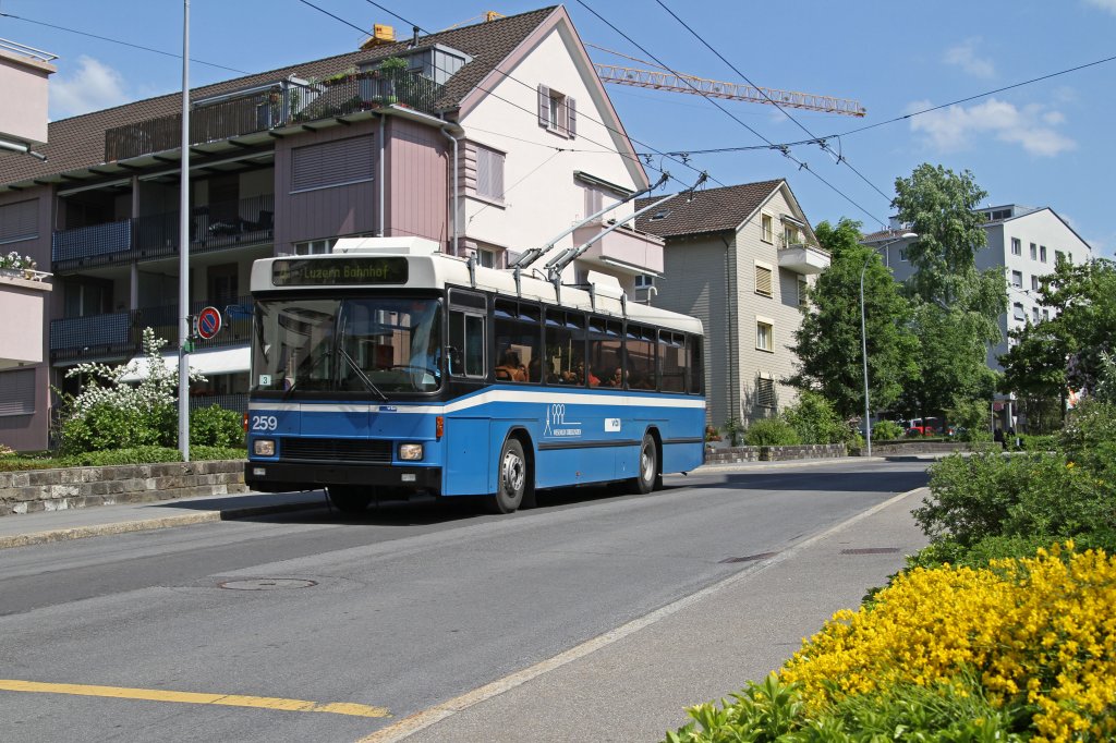 Der NAW/Hess/Siemens BT 5-25 Nr. 259 - einer der letzen NAW-Zweiachstrolleybusse, die noch nicht modernisiert sind - am 19. Mai 2011 am Mnchweg.